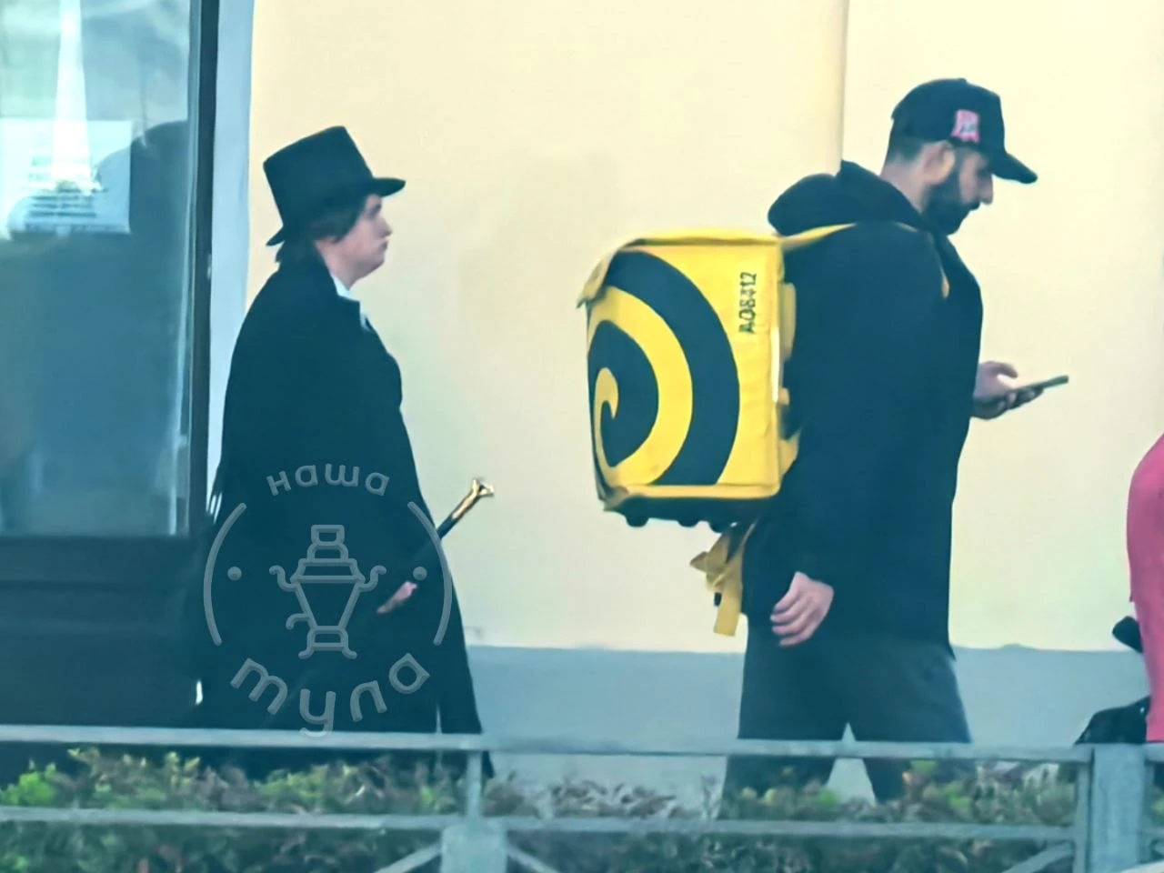 🎩«В чёрном цилиндре, в наряде старинном. В город на праздник путник очень спешил. По г...