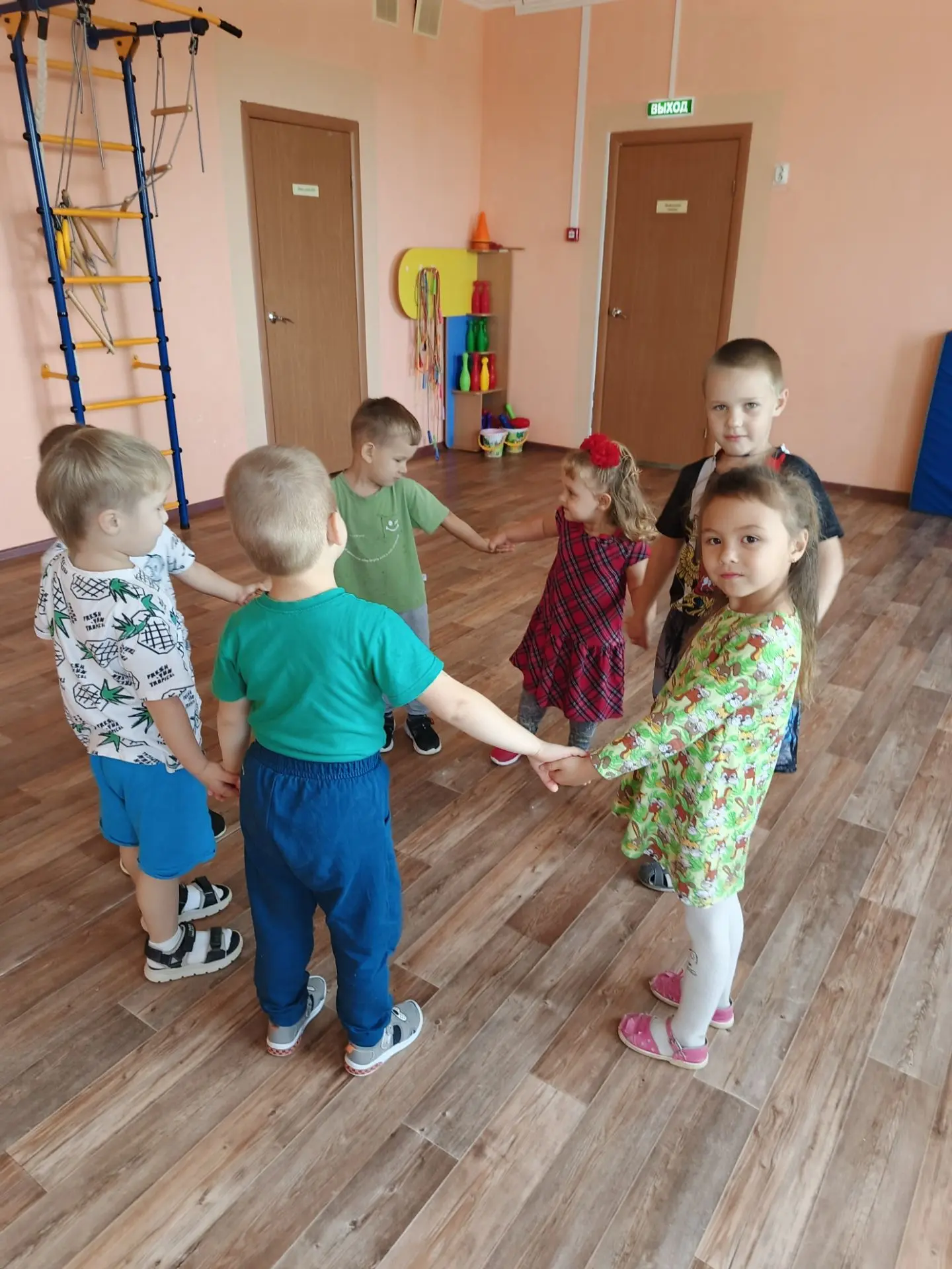 Физкультурное занятие.Продолжаем развивать физические качества (ловкость, быстроту, коо...