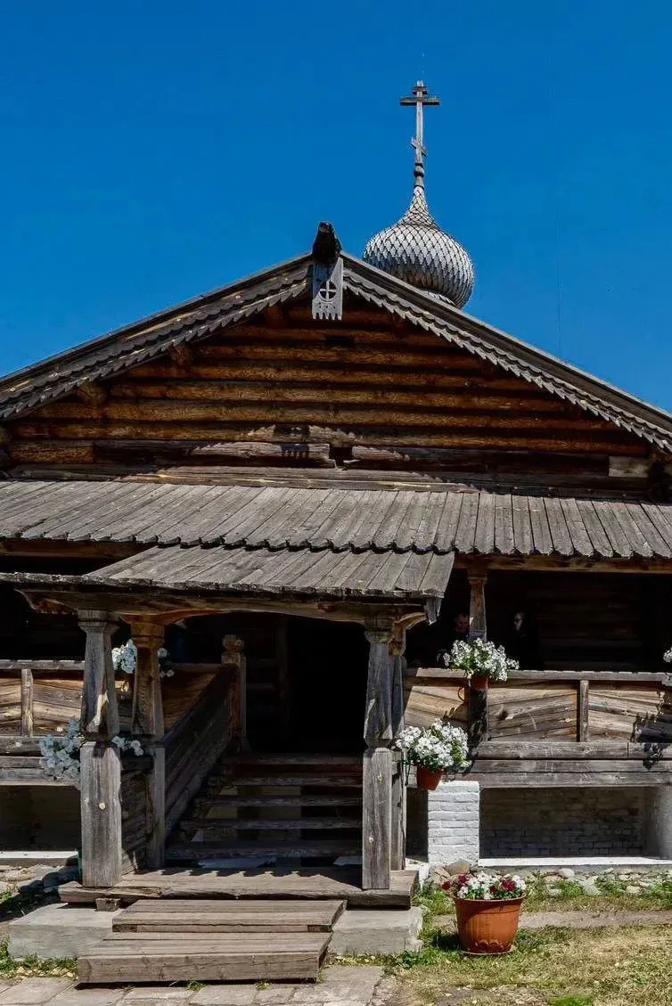 ОТКРЫВАЕМ РОССИЮ
🙏 Деревянная Троицкая церковь на острове-граде Свияжск
Эту церковь строили ещё при