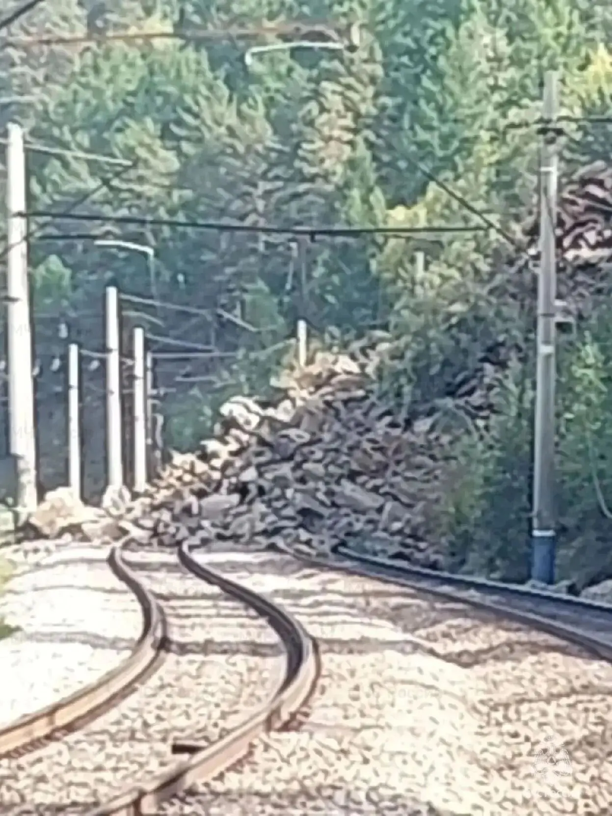 Сход скальной породы на железнодорожные пути в Читинском округе