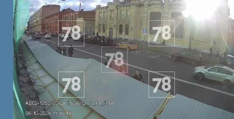 Пешеходная галерея упала на припаркованные автомобили на 22-й линии Васильевского острова
