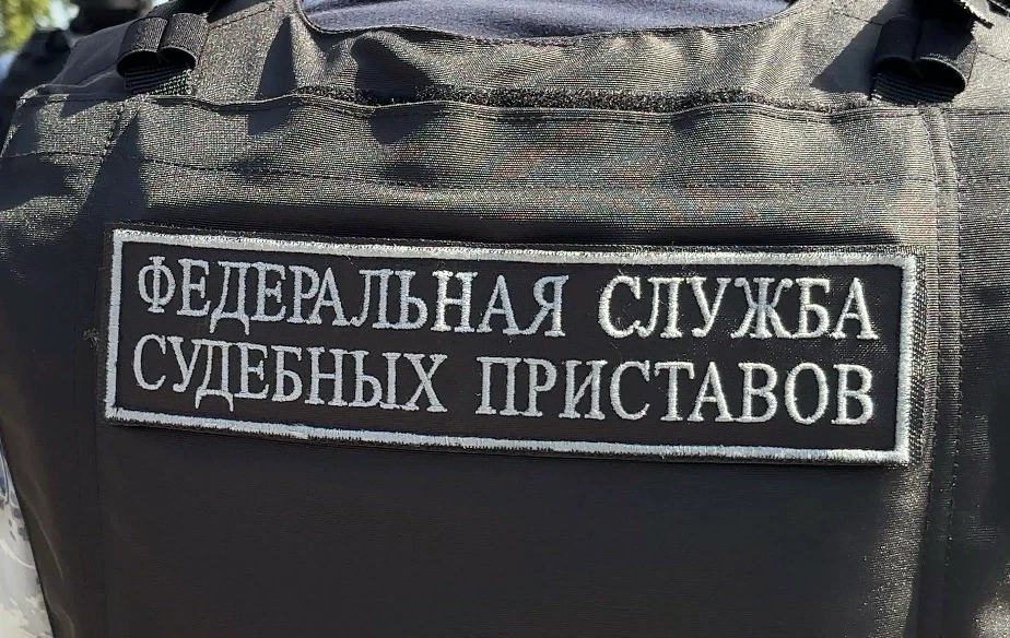 Сотрудники банка требовали от женщины погасить долг ее бывшего супруга