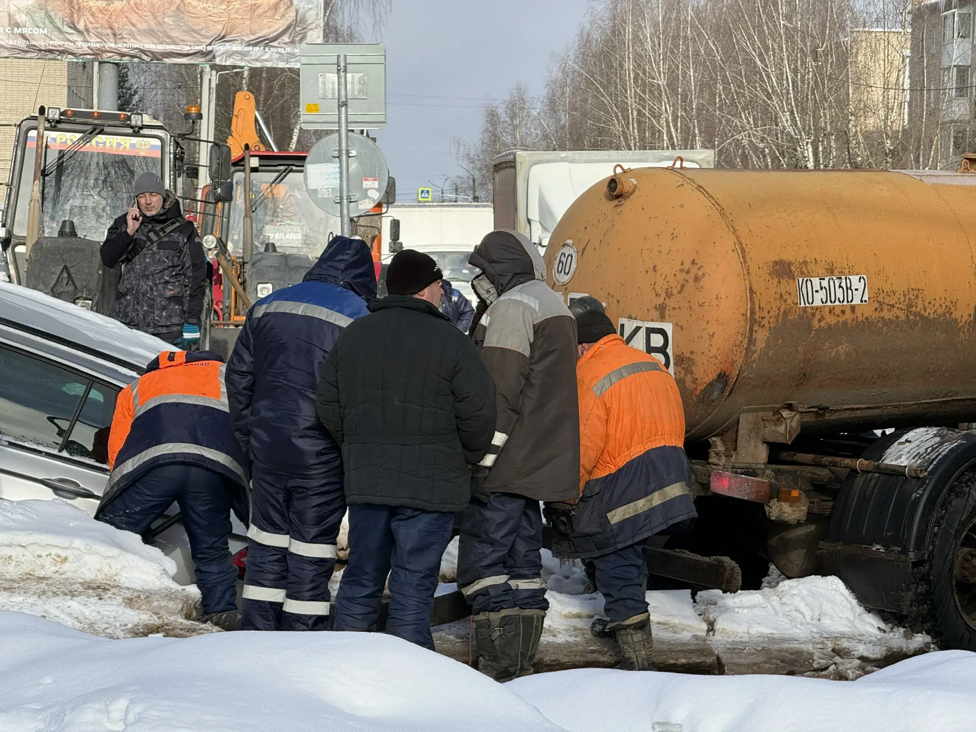 Во время объезда приехал на аварийный участок на улице Кловской, 23А. Здесь из-за прорыва водопровод