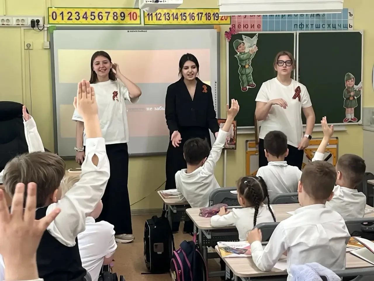 🕊️ВОЛОНТЕРЫ ПОБЕДЫ   В 1Б классе (классный руководитель Мандрик О. Ю.) состоялся классный час, посвя