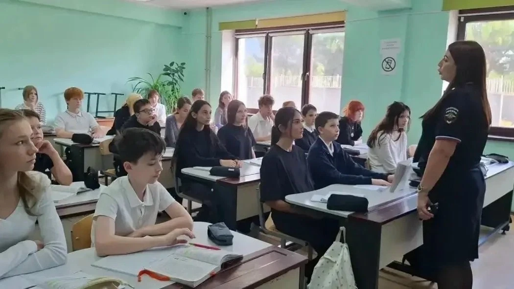 🚨 В школе №8 им. Ц.Л. Кунникова прошли профилактические беседы со старшеклассниками