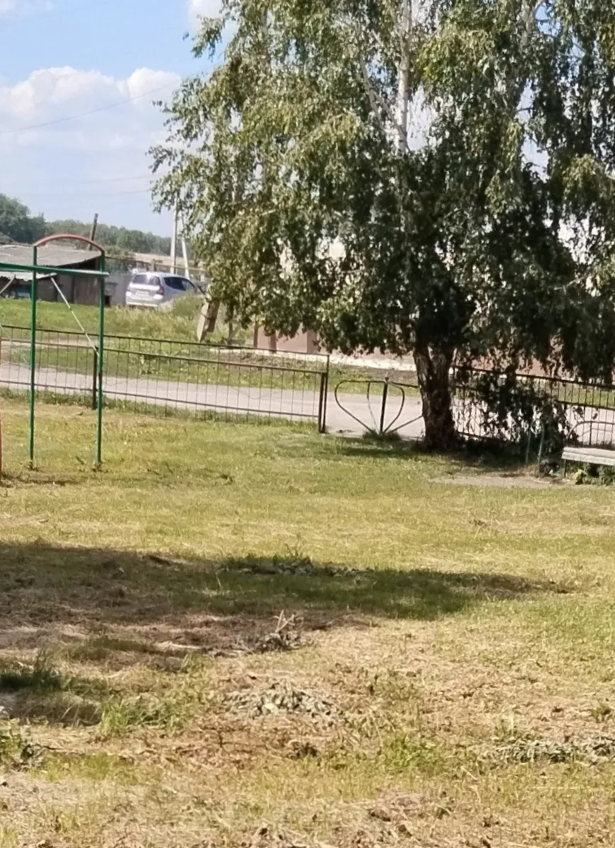 ⚡В селе Медведское продолжаются работы по благоустройству. 

🍀Окошена трава на центральной детской 