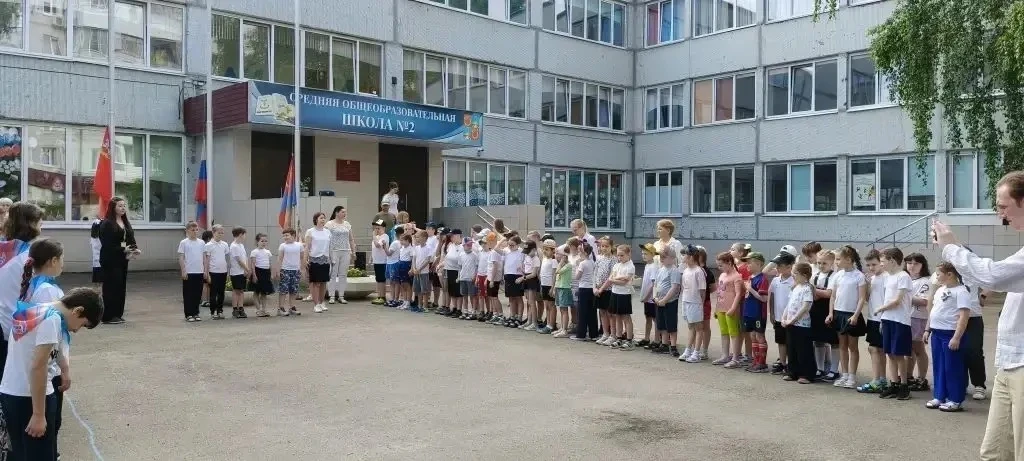 🇷🇺🫡🇷🇺🫡🇷🇺Праздничная линейка в честь Дня России прошла в лагере "Следопыты"🐾
🤩Активными уча