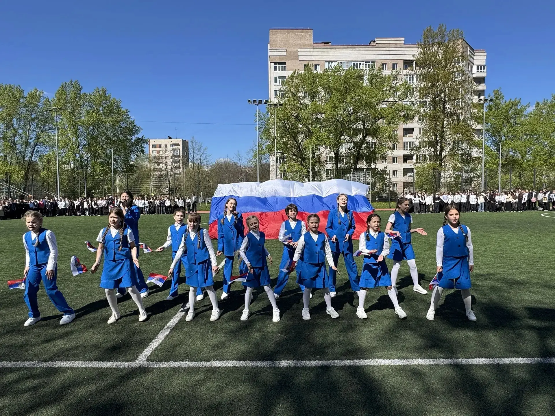 🎖️ Сегодня в нашей 350-й школе прошла торжественная линейка, посвящённая Дню Победы! 🎖️  С самого ут