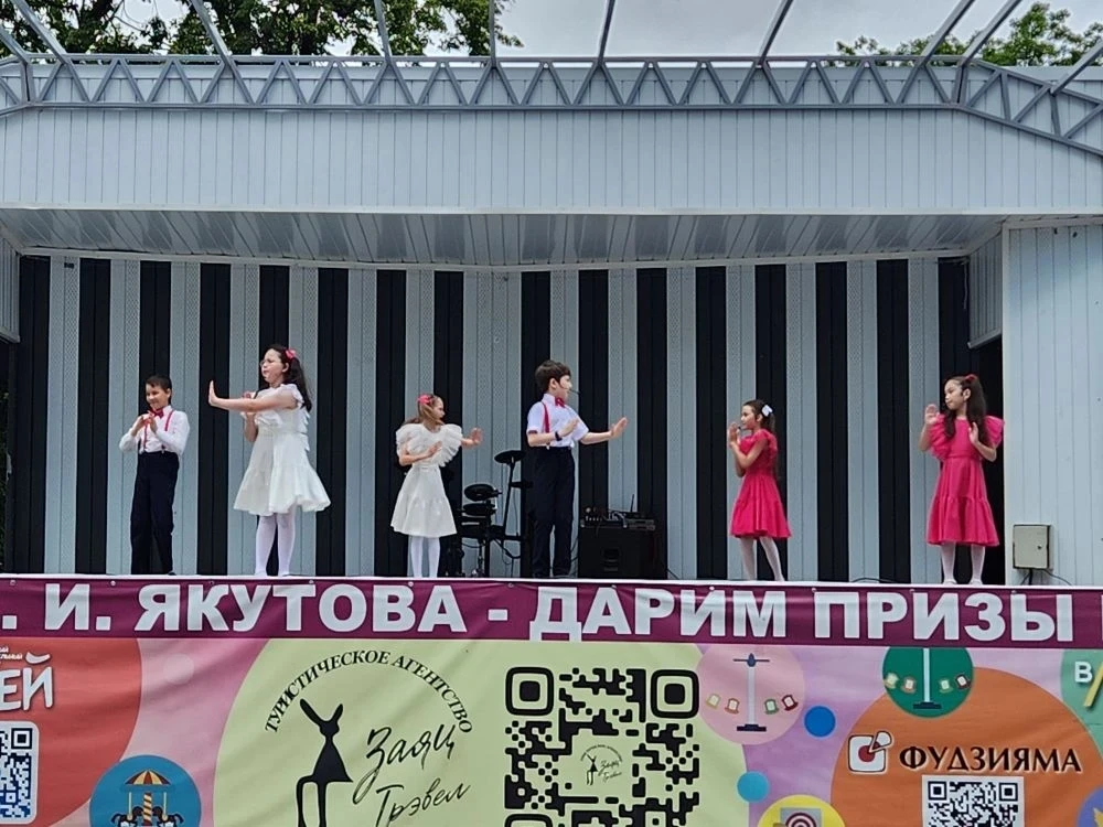 Хорошее настроение создавали 12 июня воспитанники объединений "Центр детского творчества "Глобус" на
