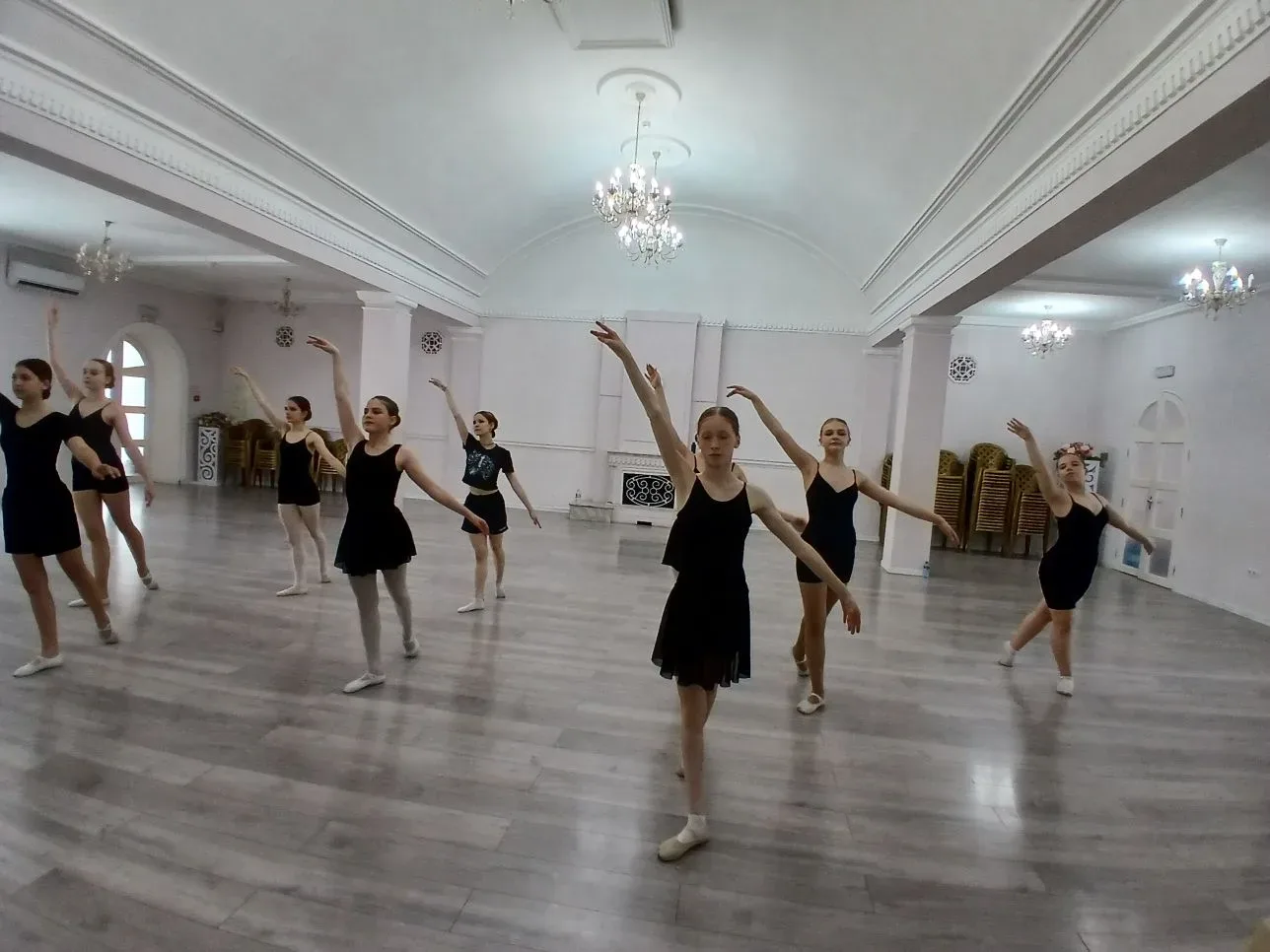 Школьные каникулы – отличный способ посвятить больше времени творчеству.
 
👍 Хореографический ансам