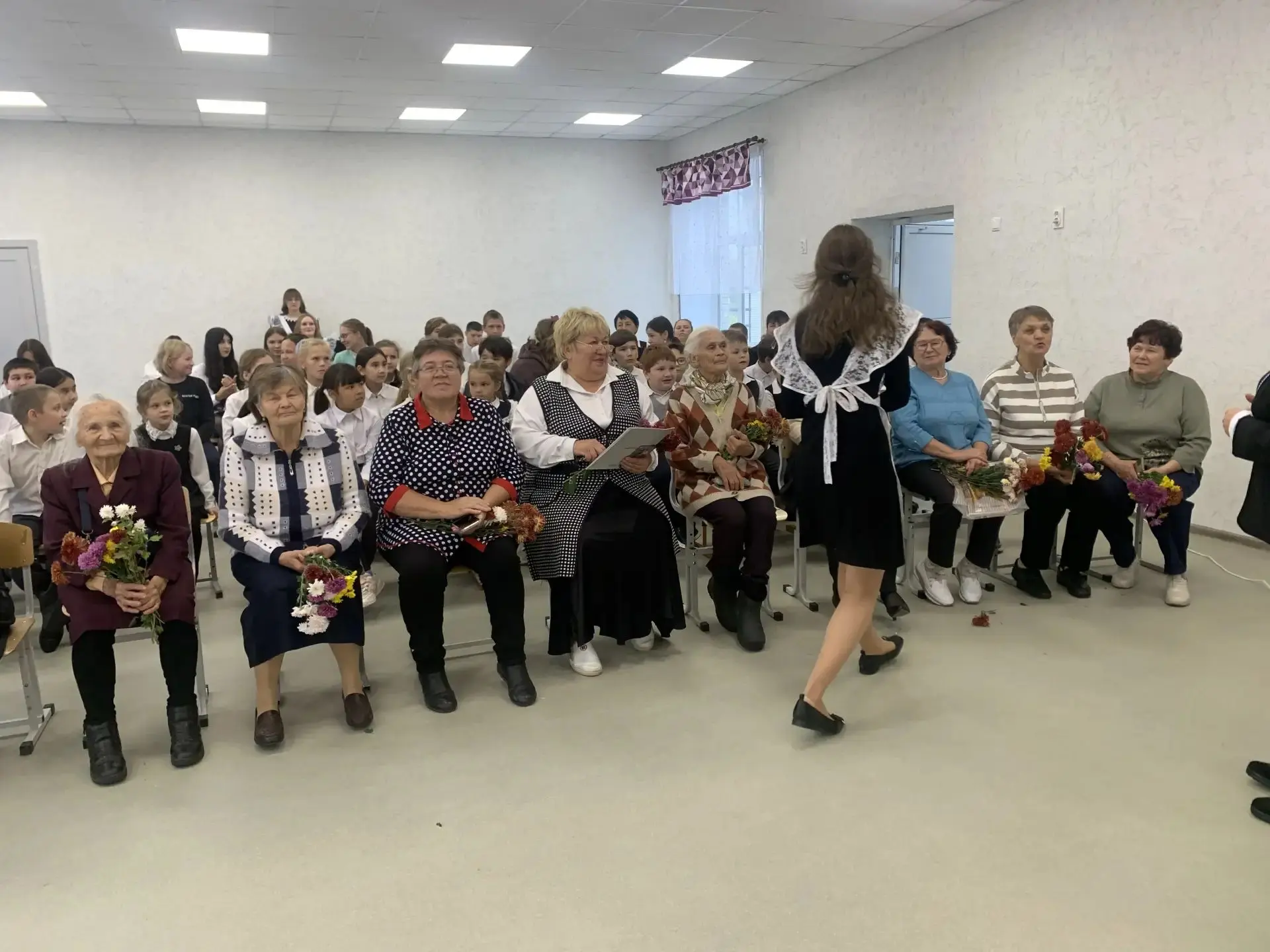 Учащиеся школы поздравили своих педагогов с Днем учителя.