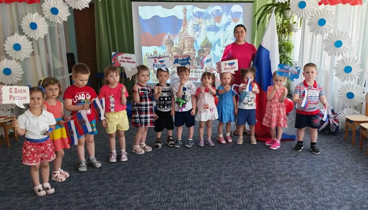 🇷🇺 Накануне Дня России в младшей группе «Звёздочки» под руководством воспитателя Юлии...