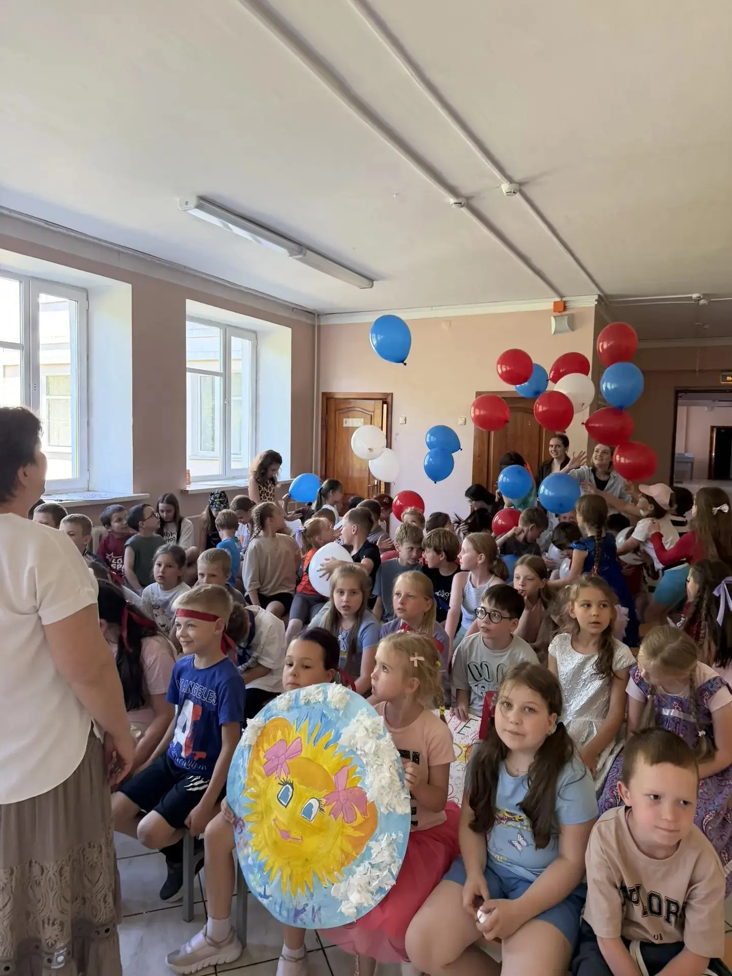 В школьном лагере День России🇷🇺 получился ярким и душевным! 
Ребята посмотрели кукольный театр — т