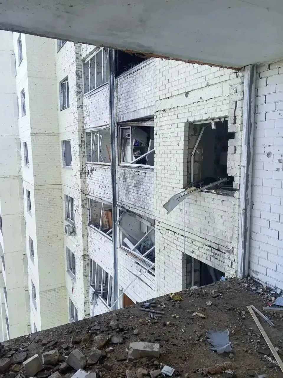 ❗️Губернатор Орловской области опубликовал кадры последствий ночной атаки на жилой многоквартирный д