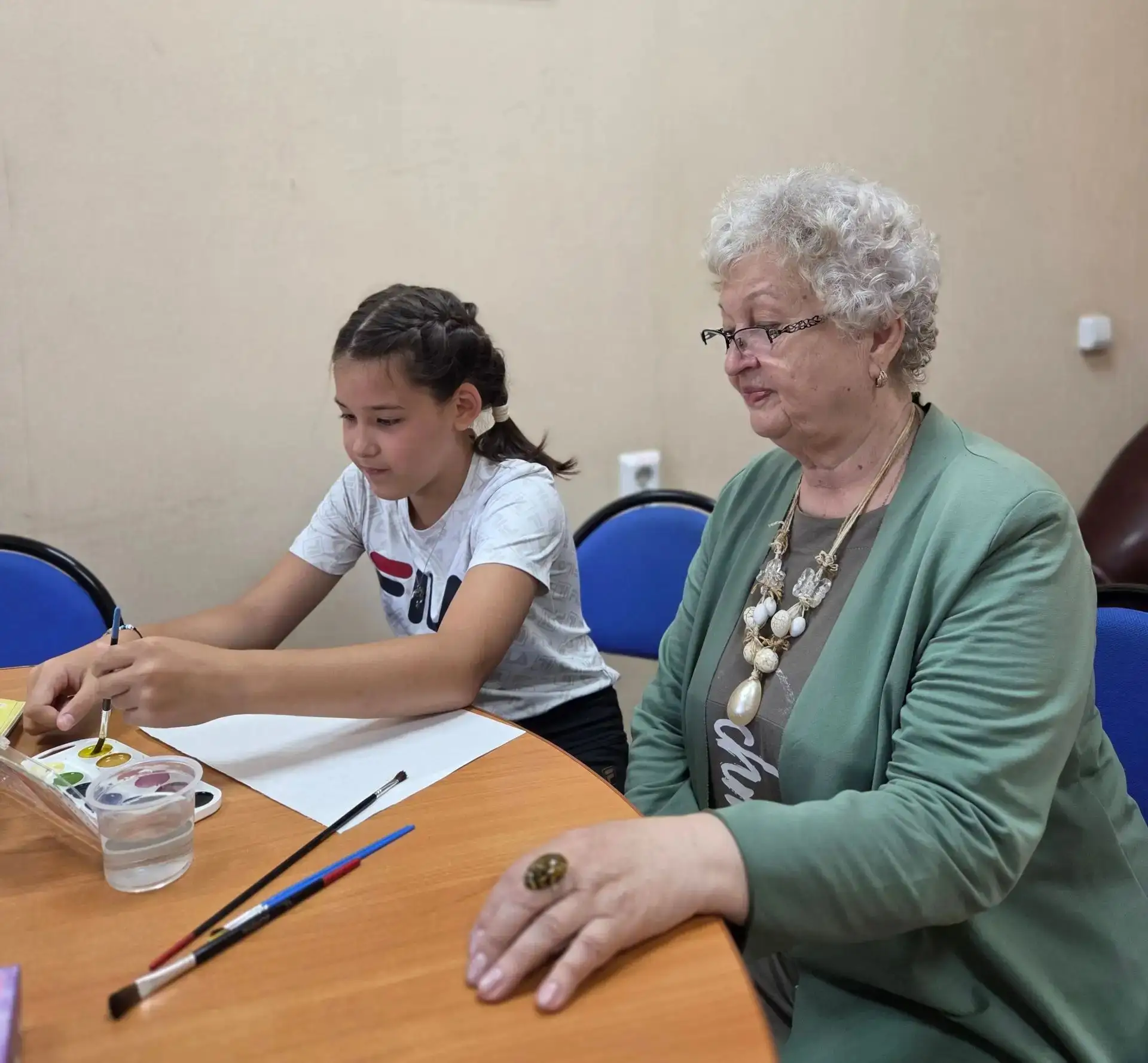 «Бабушка на час»: не просто присмотр, а тёплая помощь в учёбе и развитии