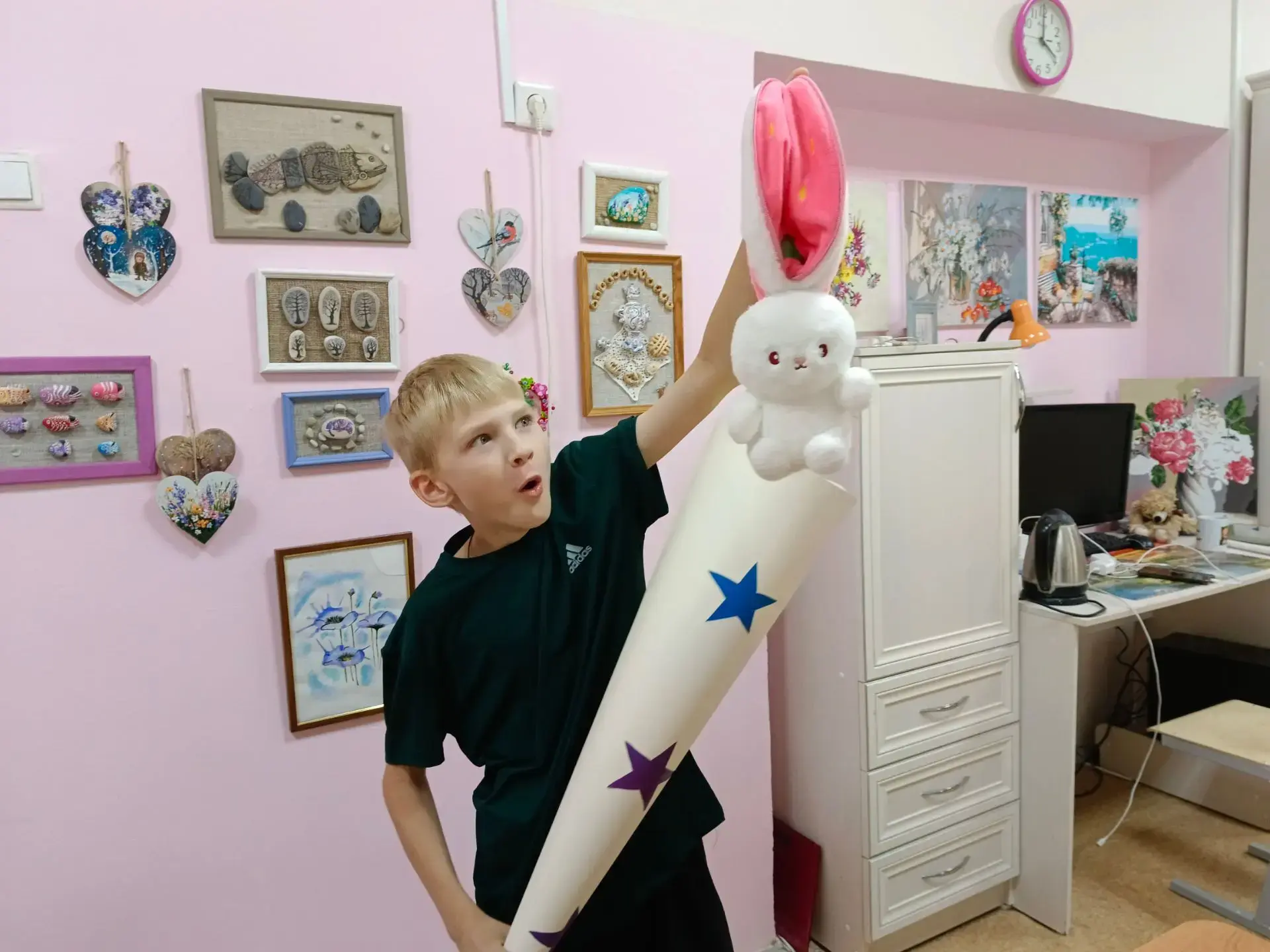 В детском доме «Гнёздышко» прошёл мастер-класс по фокусам «Попробуй – повтори». Ребята ...