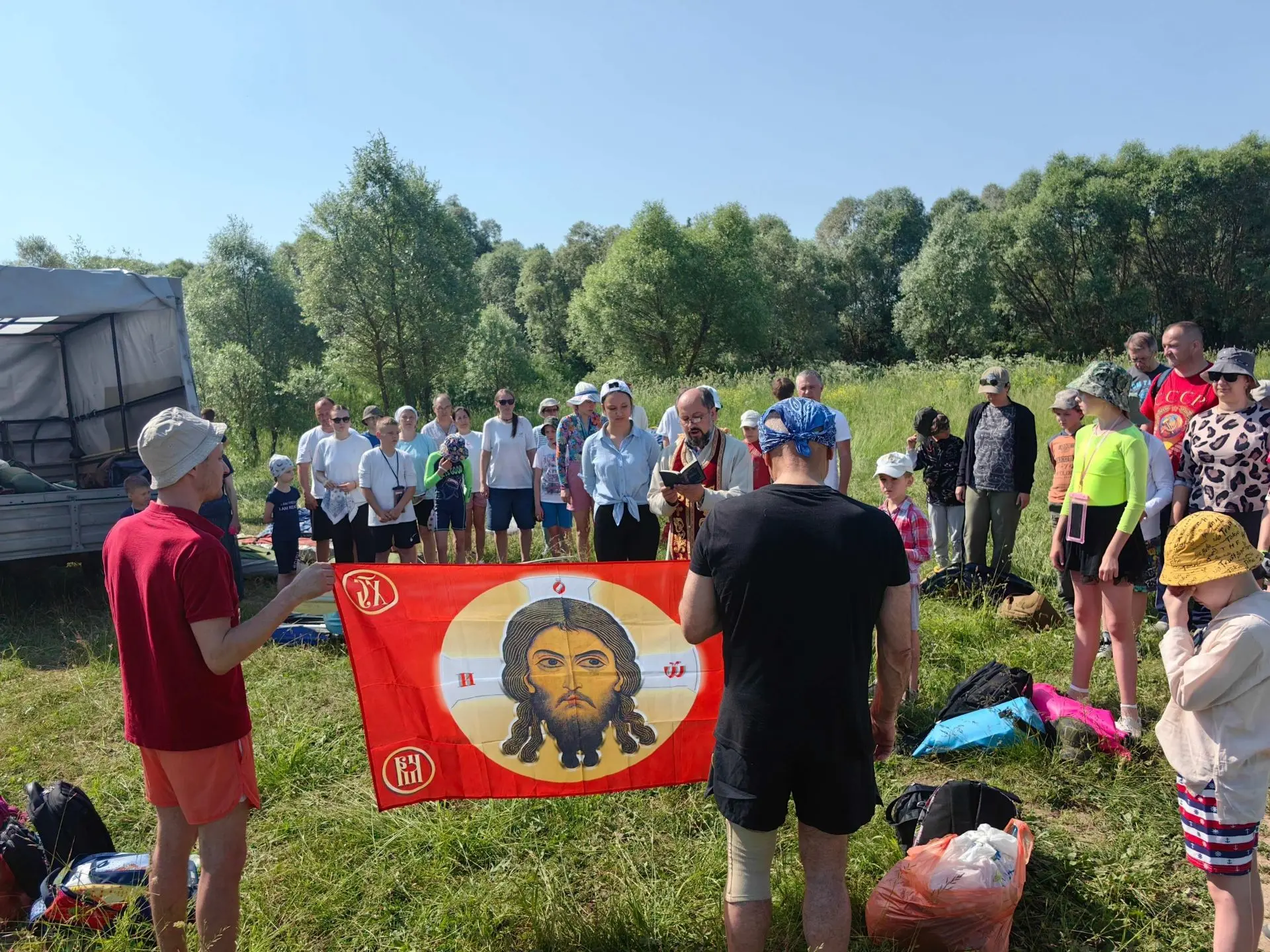 🕊 Прихожане Тихвинского храма и центр «Островок» совершили сплав по реке в День России
 
В День Рос