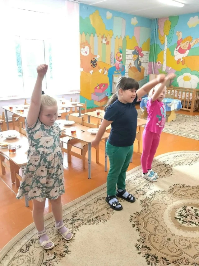 Мы зарядкой заниматься