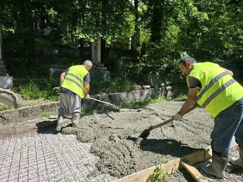 В Хосте начали приводить в порядок территорию крупнейшего кладбища на улице Леси Украинки

Стартовал