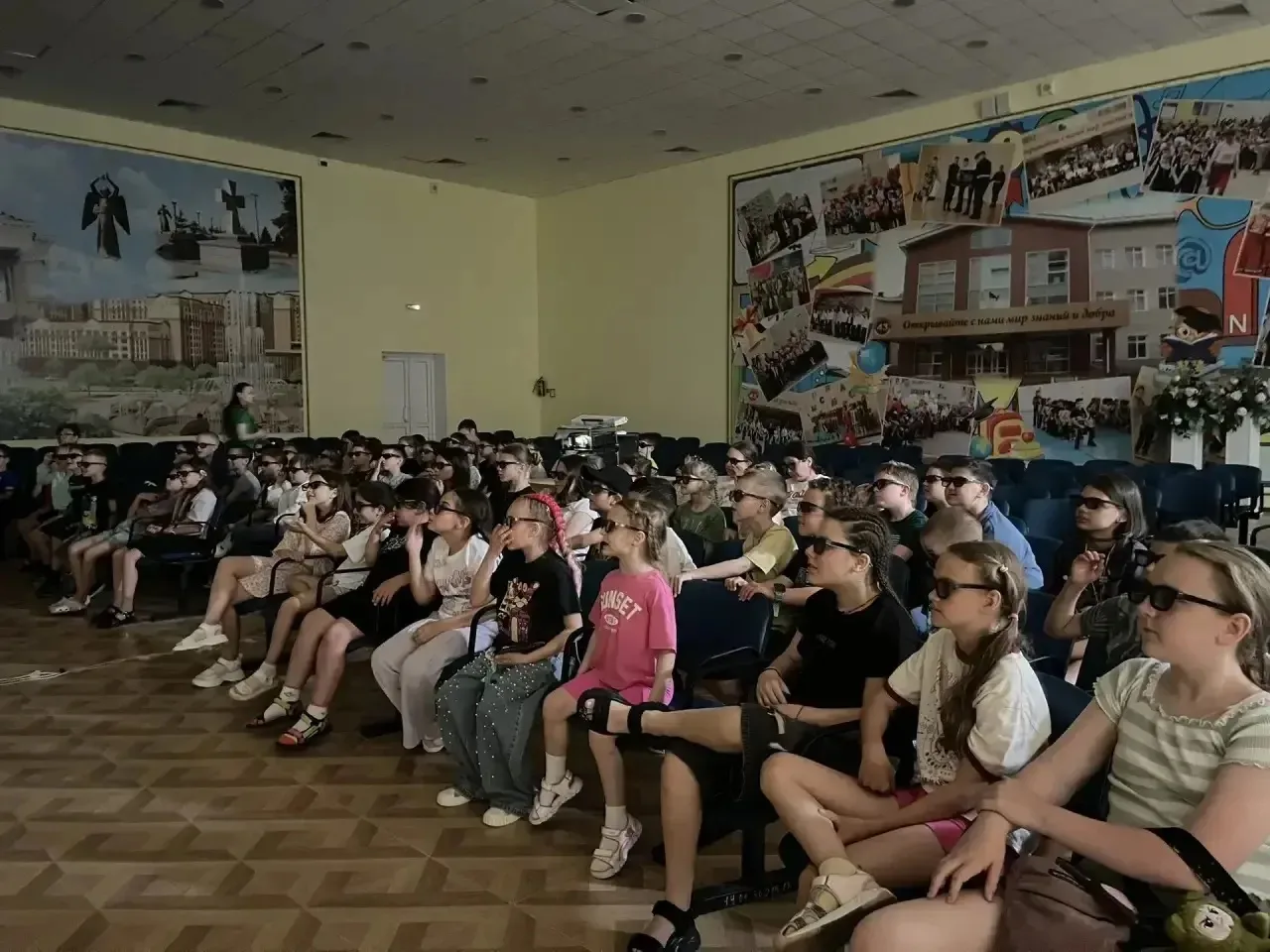Сегодня к воспитанникам лагеря «Непоседы» приезжал 3D-кинотеатр. Ребята с большим интересом посмотре