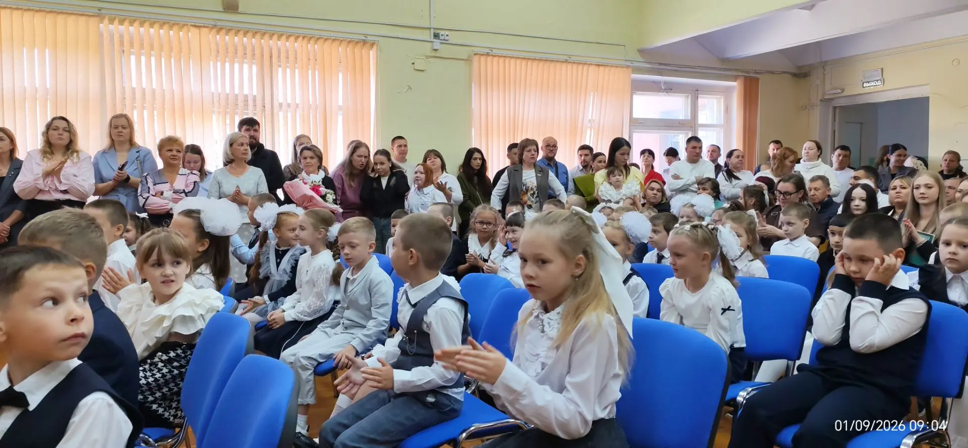 1 сентября в школе номер 24.  Три первых класса! В добрый путь, дорогие первоклассники!
