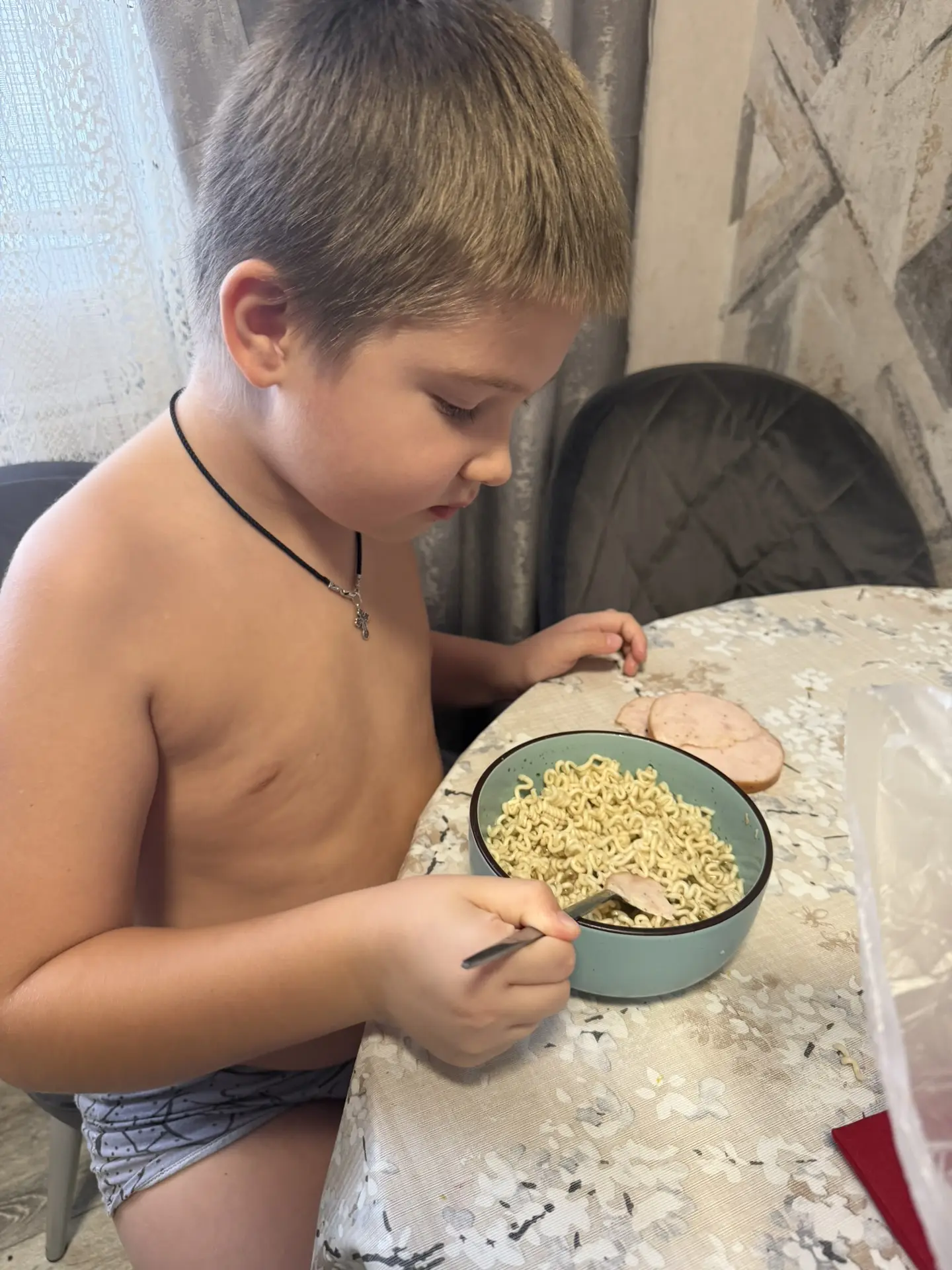 Но сначала предложил попробовать, а то вдруг не вкусно🤣