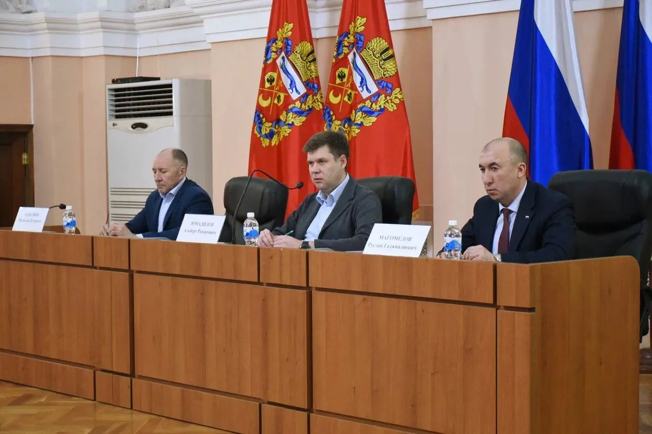 Продолжаем работу по уборке снега  Снегопад начался сегодня рано утром и продолжится ближайшие три д