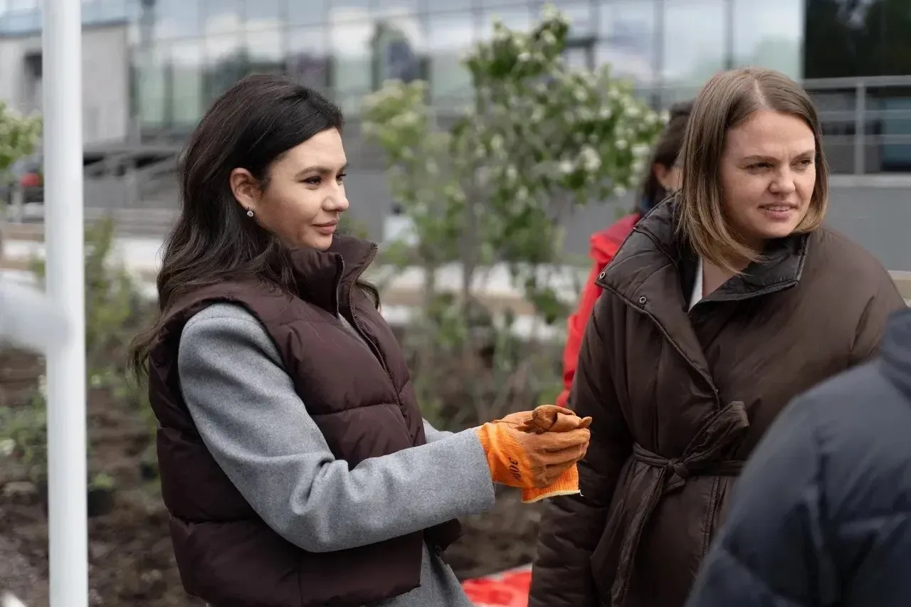 🌳 Город стал зеленее и краше: на Ленинградской высадили 50 кустов спиреи