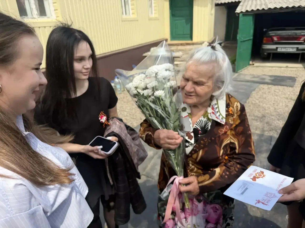 Связь поколений: активисты гимназии поздравили ветеранов с Днём Победы! 🎖