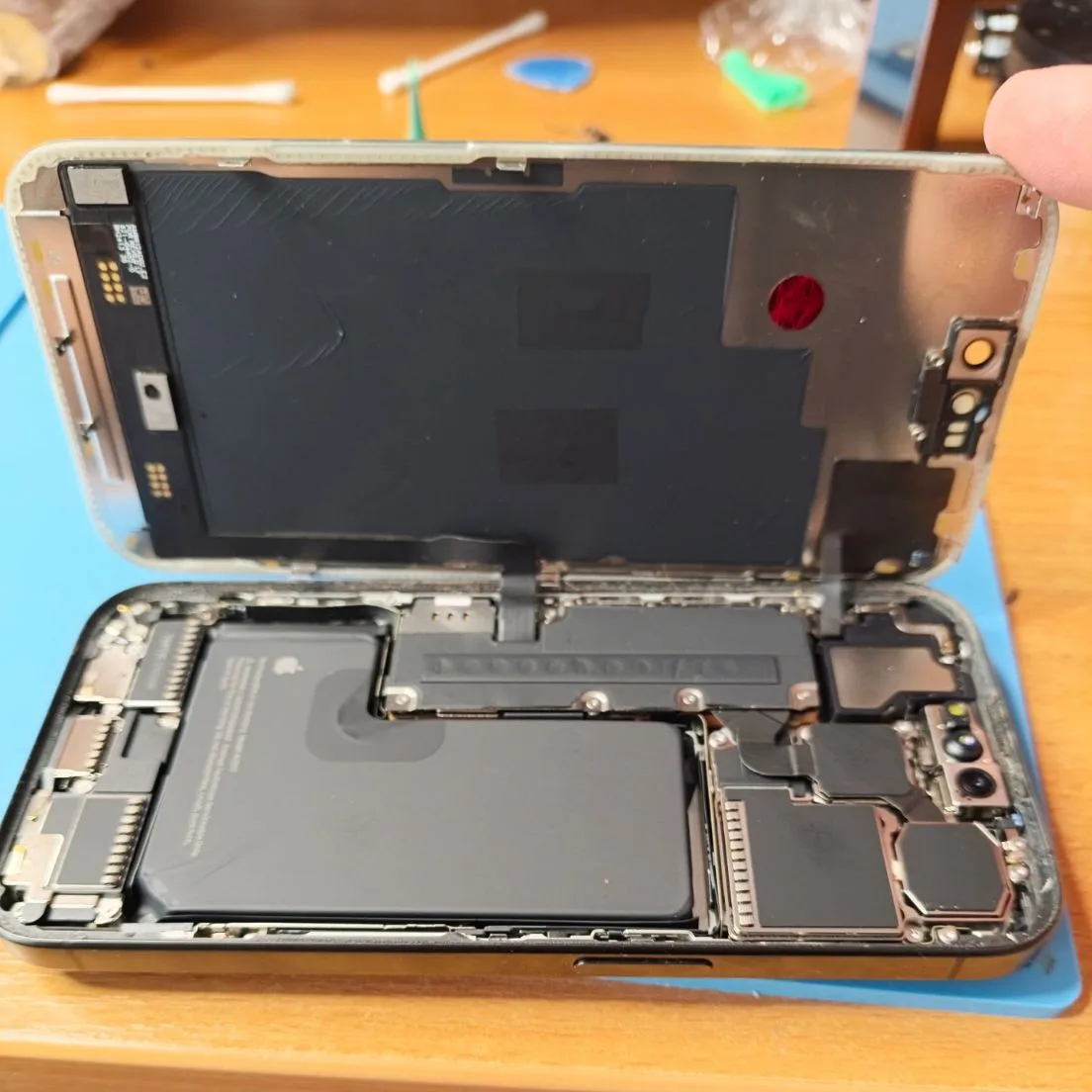 iPhone 15 Pro - замена дисплея✅. По ходу всегда чищу сеточки динамиков микрофонов, и кн...