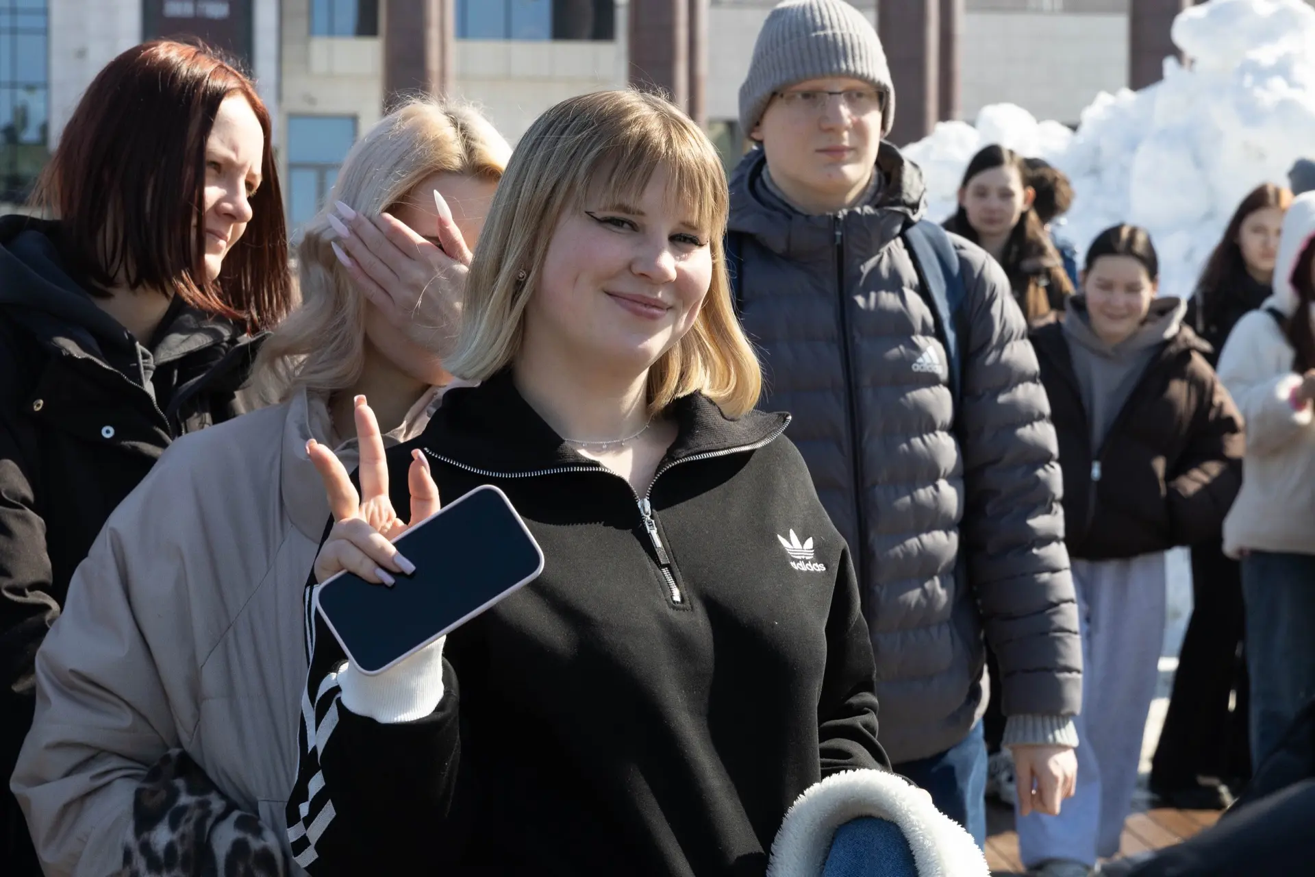 Студенты СахИЖТ вместе с молодежью острова поддержали патриотический флешмоб «Крым наш!»  18 марта 2