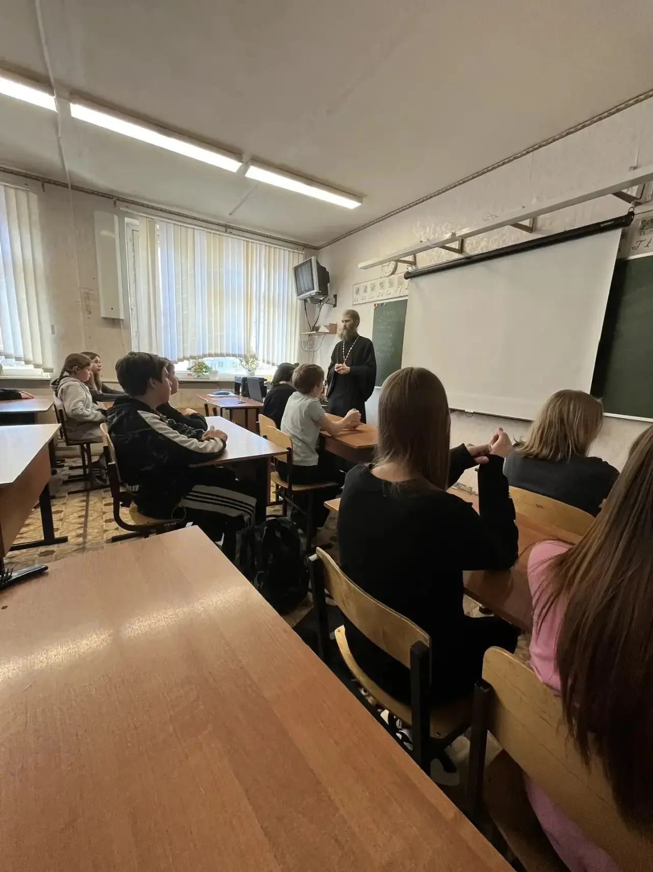 6 «з» класс посетил Отец Максим Стыров священник Стефанского кафедрального собора.Он говорил о семей