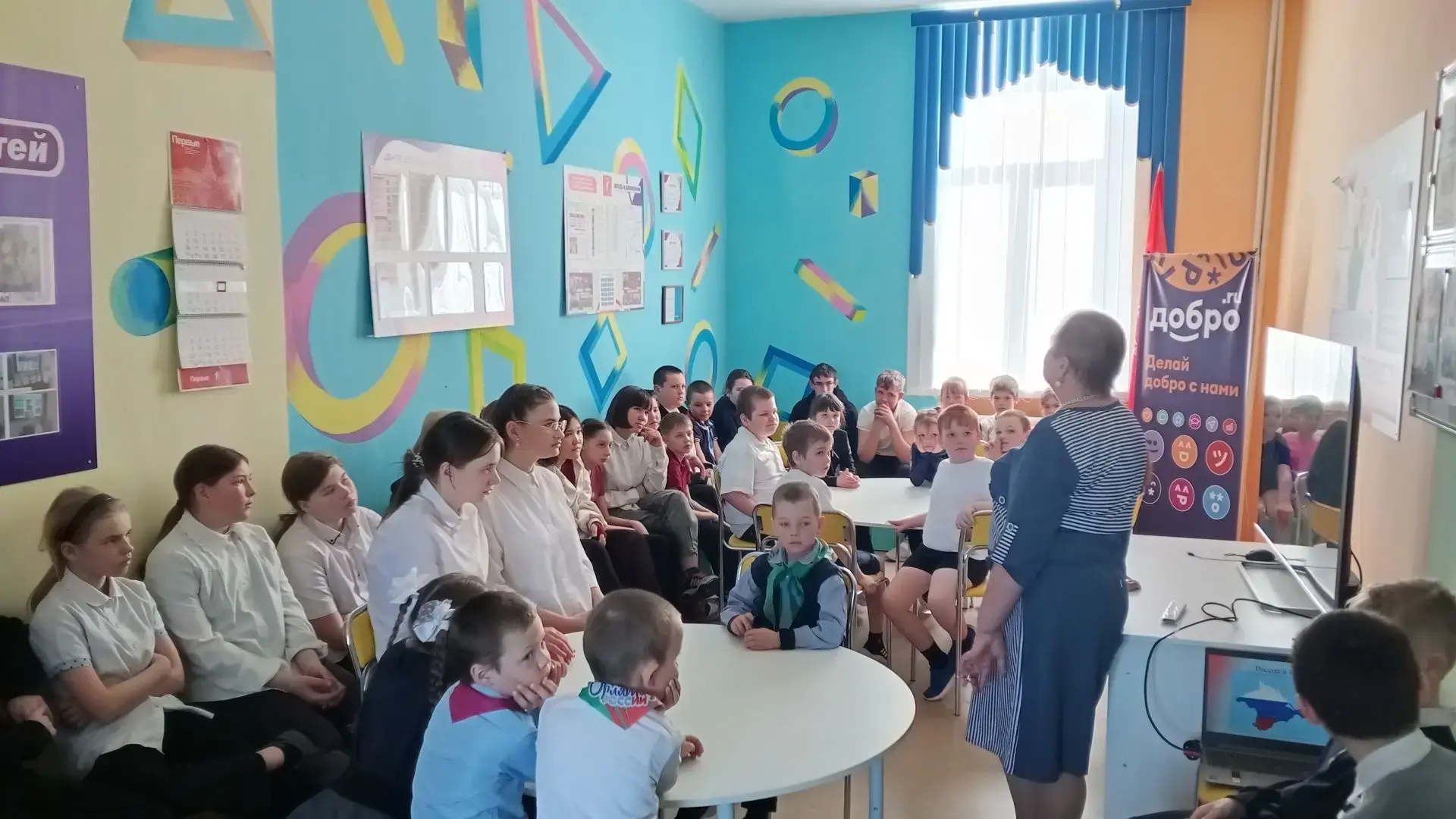 КЛАССНАЯ ВСТРЕЧА 💥
🇷🇺 18 марта — День воссоединения Крыма с Россией! 🇷🇺

Сегодня в нашей школе 