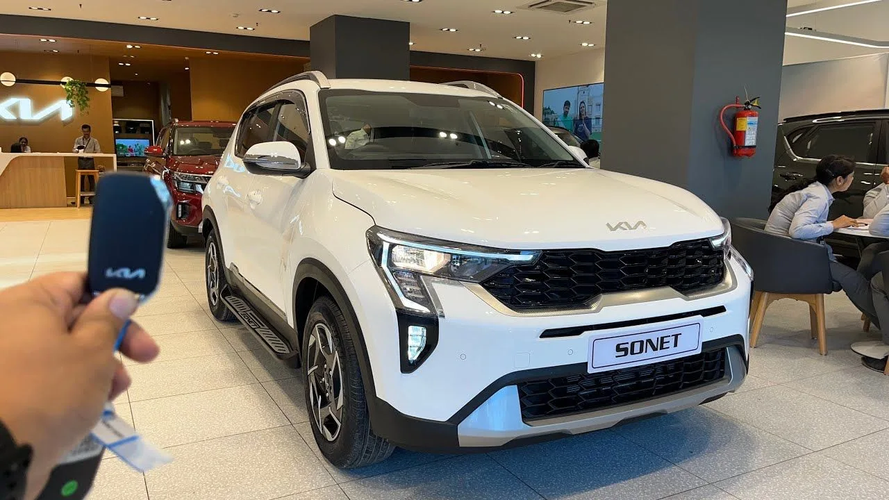 🚗🔥 Kia Sonet ворвался в Россию с ценой от 1,38 млн — и это удар по всему сегменту до 2,5 млн. Пока к