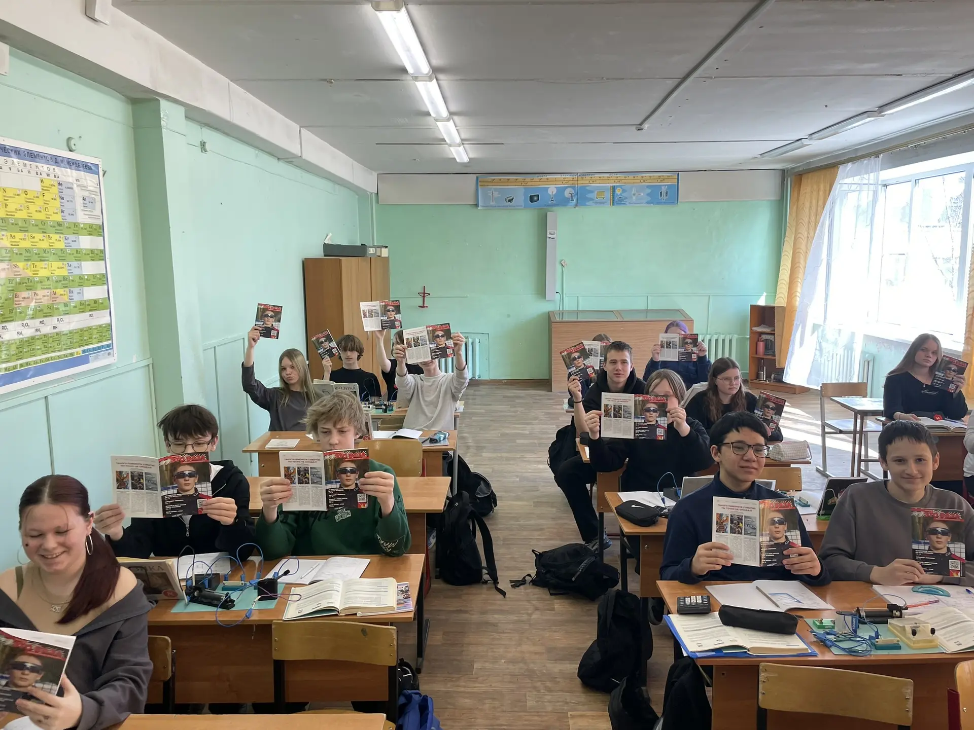 ОТЛИЧНЫЕ НОВОСТИ 📰   В нашу школьную библиотеку прибыл свежий номер молодежного журнала 📓«База»! Это