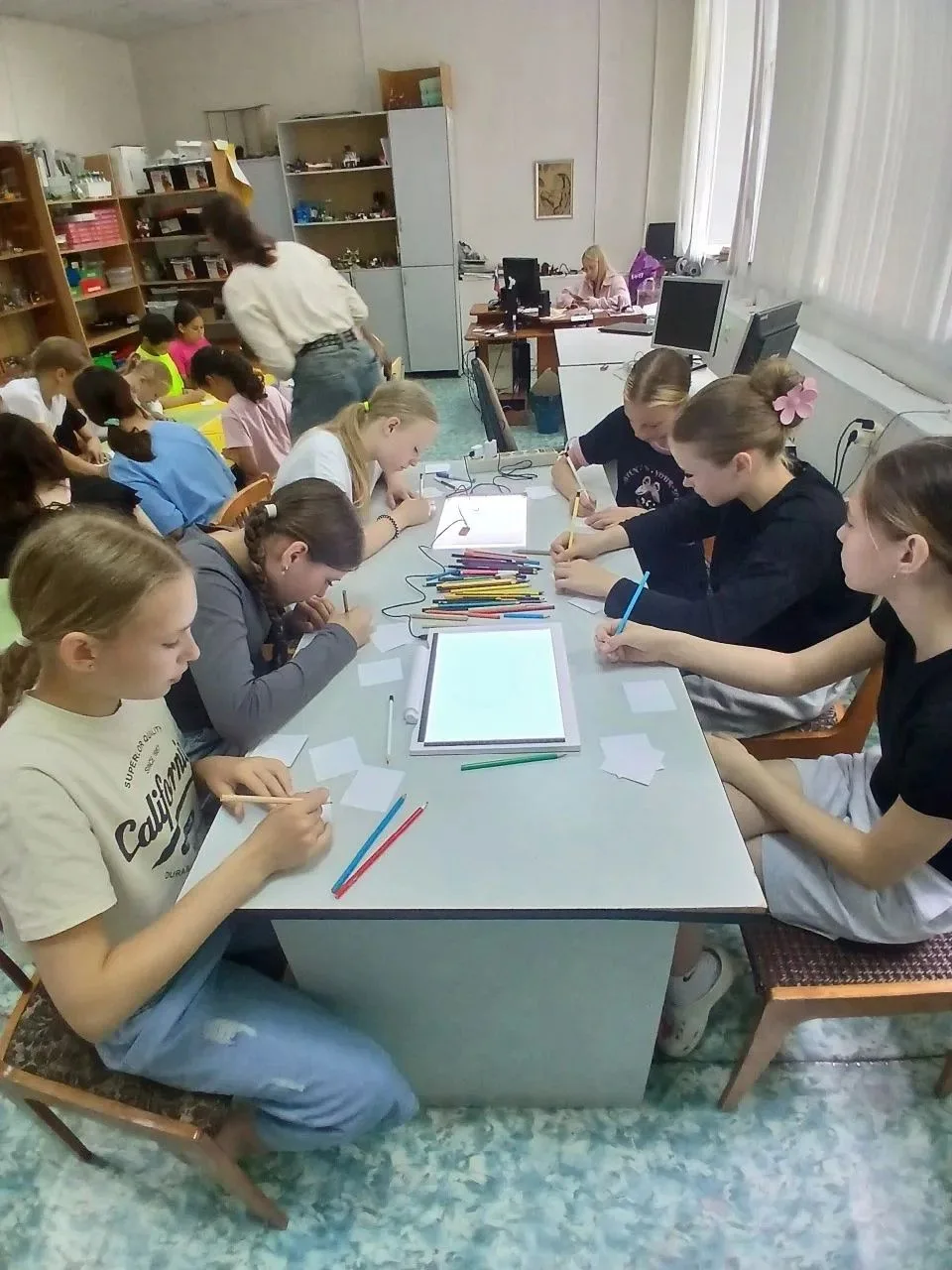 Сегодня был короткий день. Но мы успели многое
Утром прошла торжественная линейка, посвящённая Дню Р