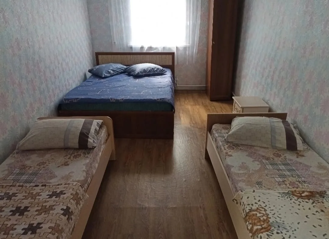 🏠 Сдаётся двухэтажный дом и комнаты 2-х, 3-х, 4-х, 5-х местные эконом-класса в Соль-Илецке
📍 Распо