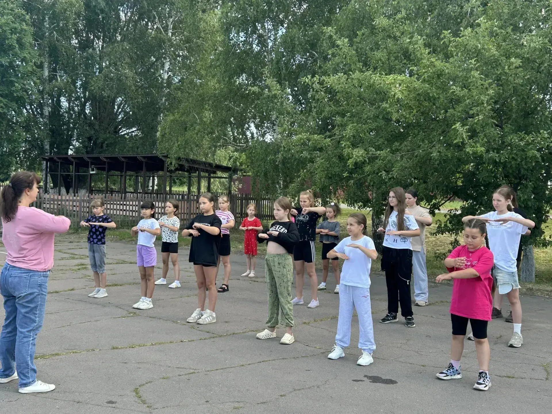 Утро в нашем лагере "Крепыш" началось с бодрой зарядки, а вкусный завтрак прибавил сил и энергии для