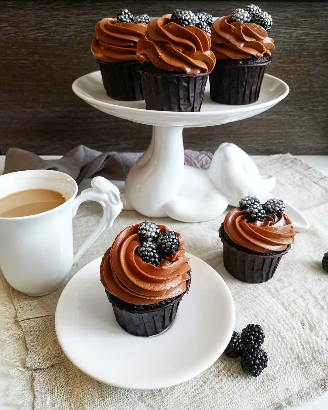 Шоколадные капкейки на йогурте😍

Это просто блаженство, настолько они мягкие, что съесть одну штучк