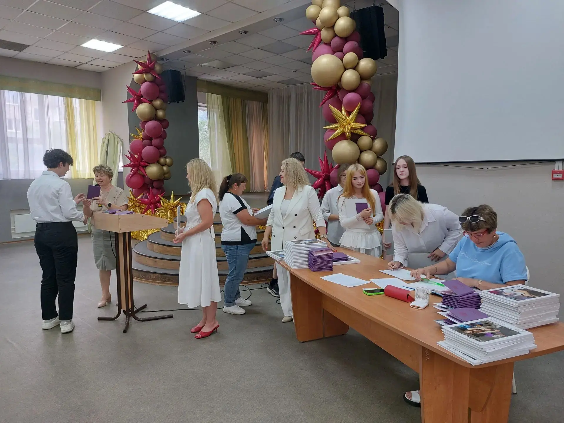 Сегодня и вчера состоялось традиционное торжественное мероприятие : Вручение аттестатов...