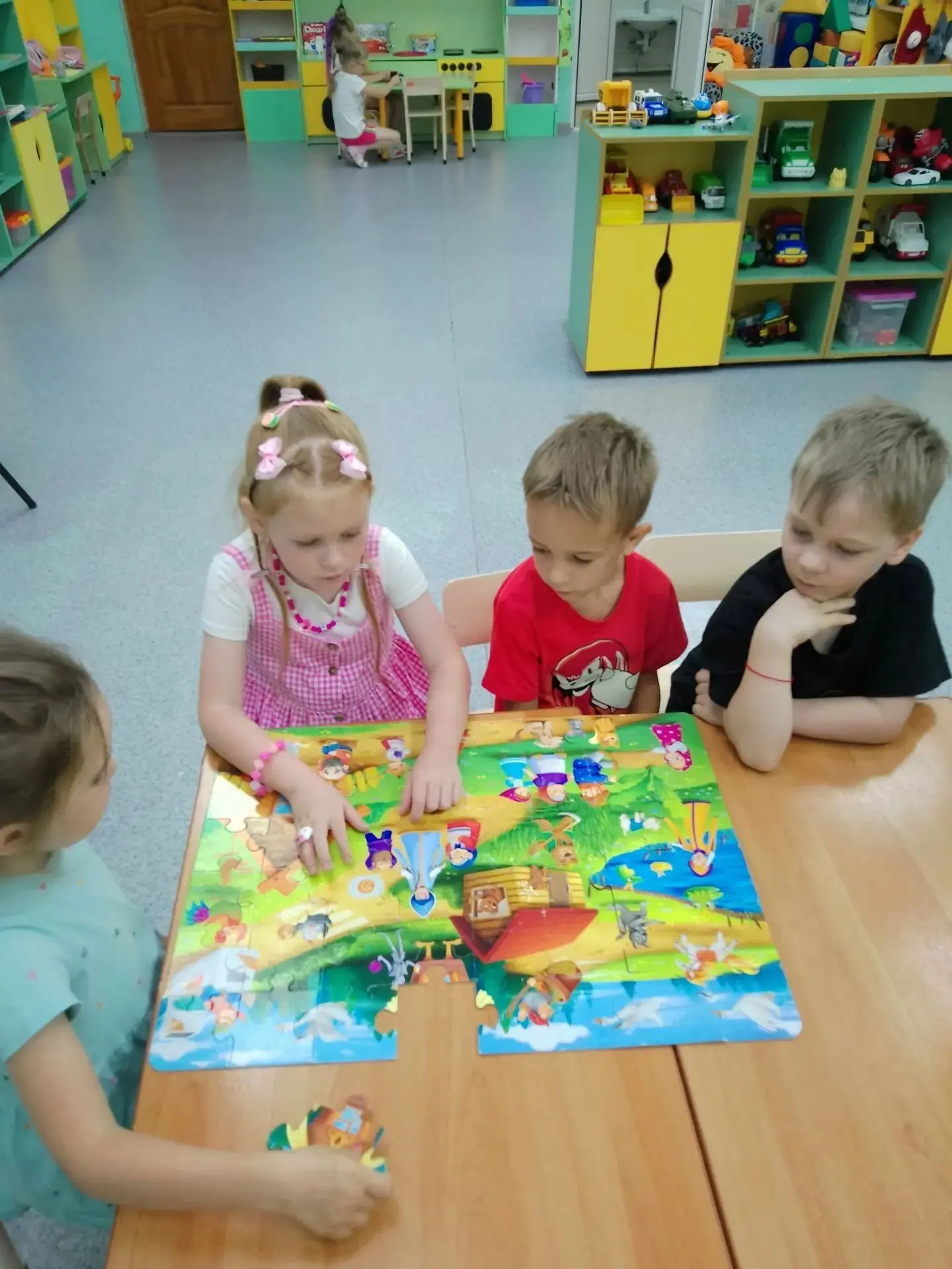 В пятницу у нас был тематический день " День сказок".