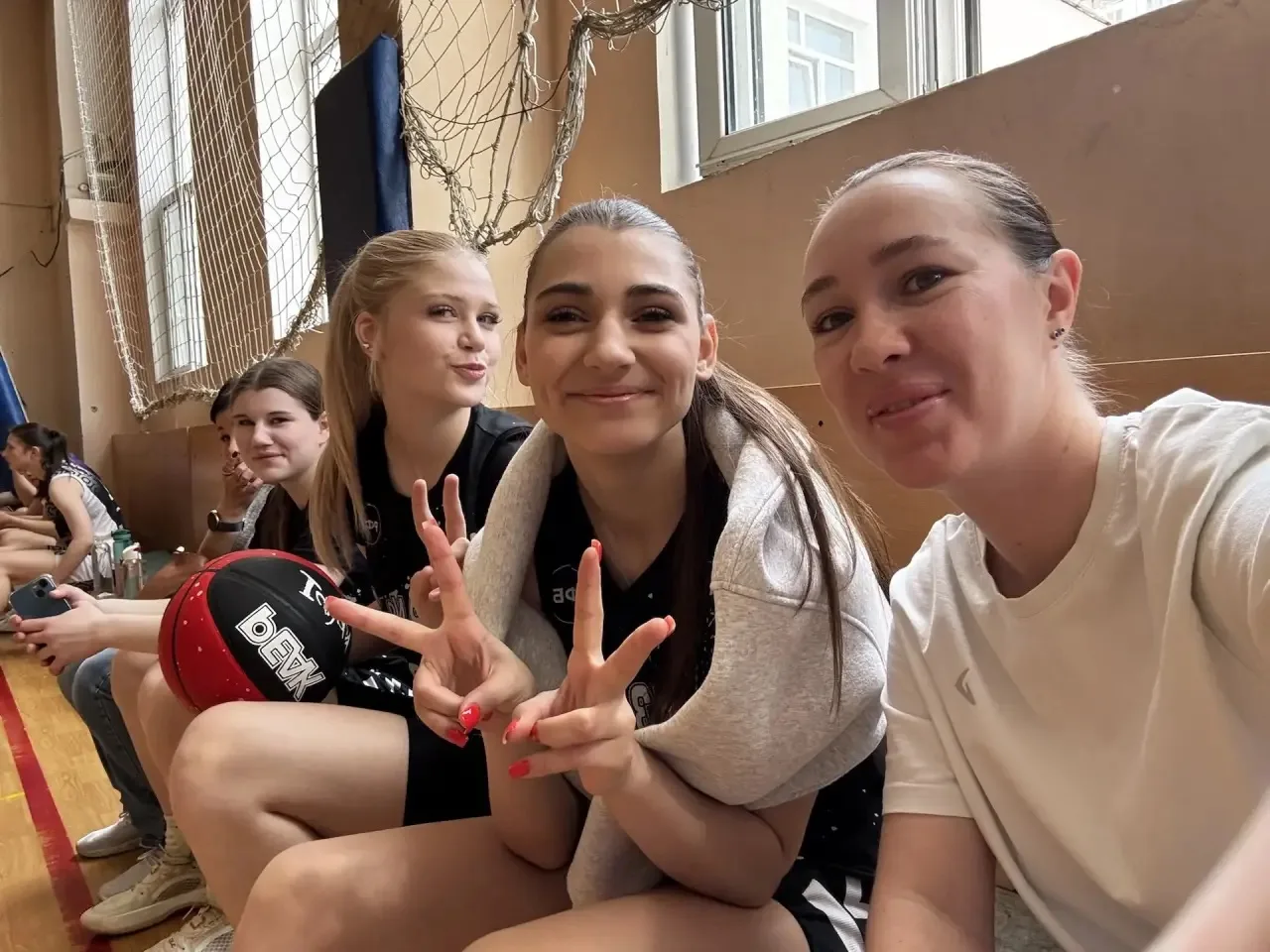 🏆 Чемпионский характер!  Шкателова Марьяна и Фирсова Стефания (9В класс) в составе сборной Промышлен