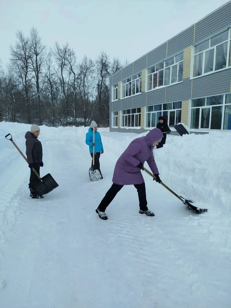 ⛄ Снежный плен? Не в этот раз! ⛄

Лопаты наголо — идём на прорыв! 🤺❄️

Коллективом нашей школы расч