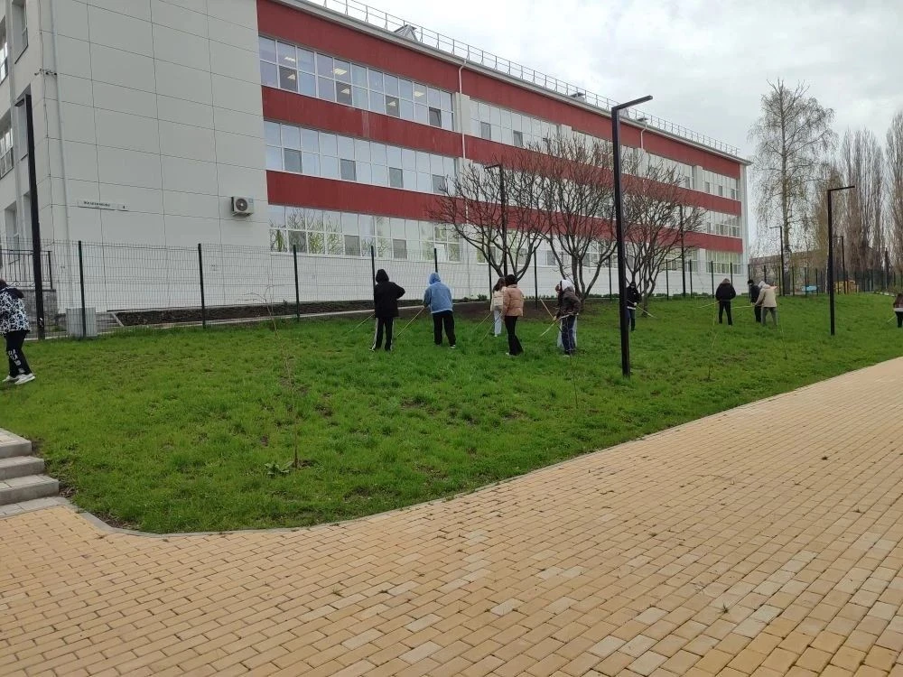 Тема: участие 8 "Г" класса в субботнике. Кл. рук-ль: Зиялова А.В.   Ребята сделали нашу школьную тер