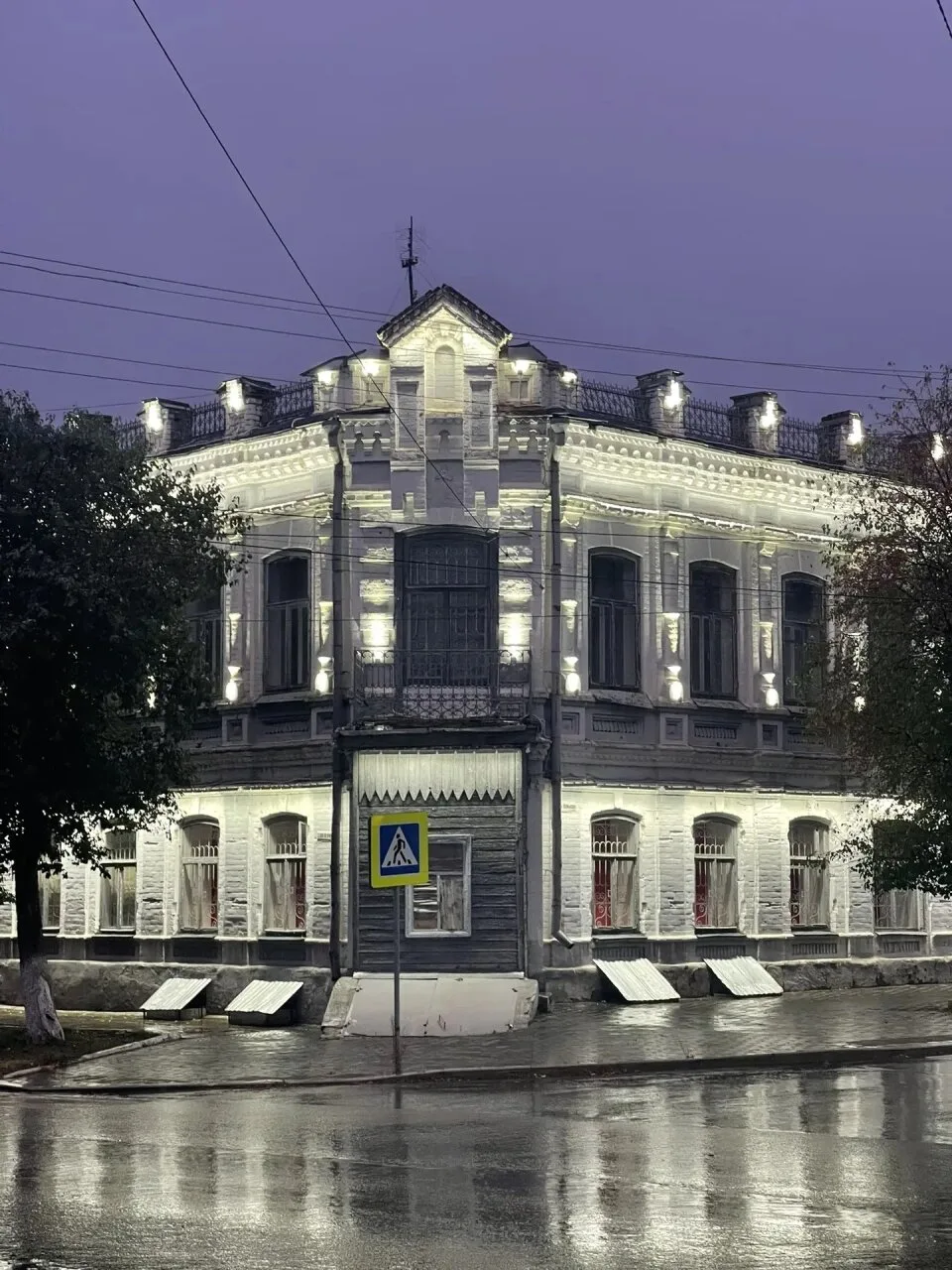 В Троицке сделали подсветку исторического здания.