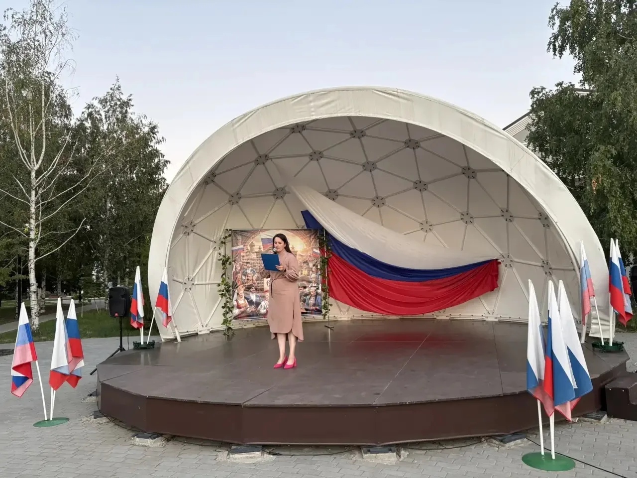 🎉 В Парке поселка Мирского прошел праздничный концерт, посвященный Дню Государственног...