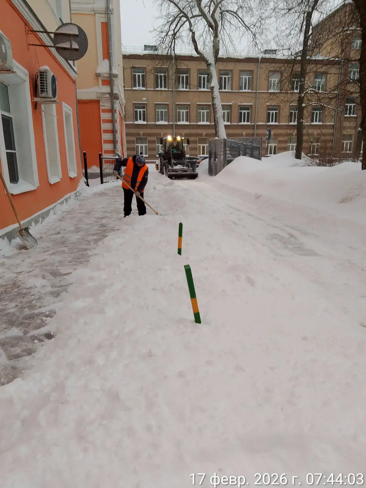 Работы по расчистке территорий ведутся в усиленном режиме после очередного снегопада.  Регулярно очи