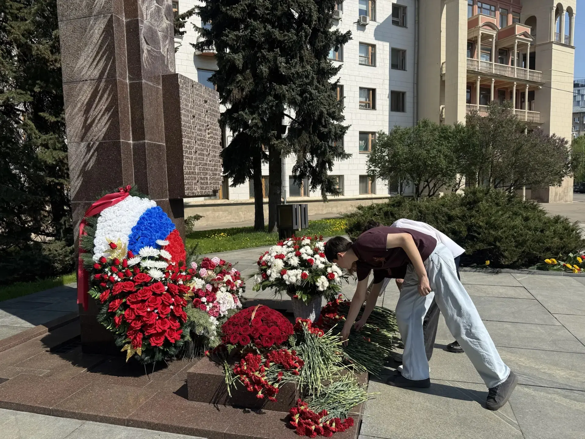 🌺 Красные гвоздики  ❤ Сегодня прошло возложение цветов к памятнику работников центральных профсоюзны