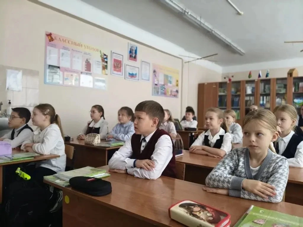 С чего начинается неделя в нашей школе? 🇷🇺  Каждый понедельник в нашей школе - это торжественное и в