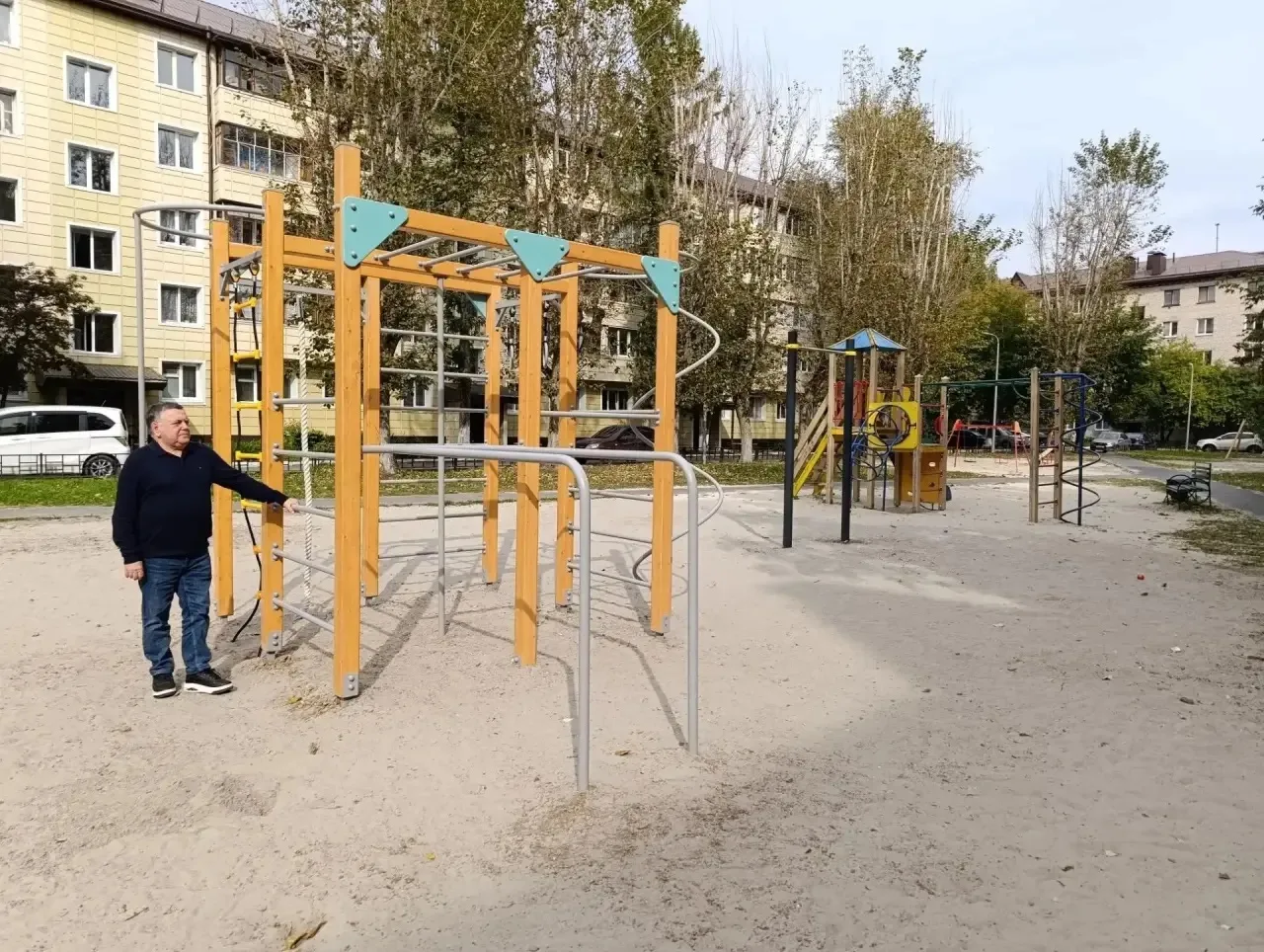 Во дворе дома на Червишевском тракте появилась обновлённая детская площадка